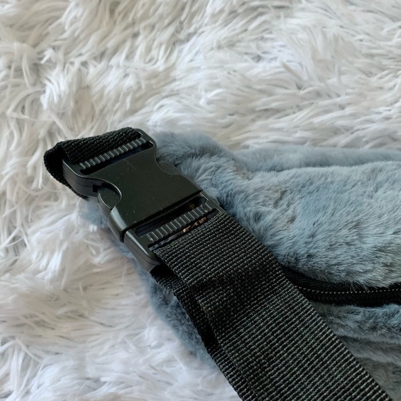 NWT Blue Plush Waist Bag Fluffy Fanny Pack Crossbody Travel Pouch - Picture 7 of 11